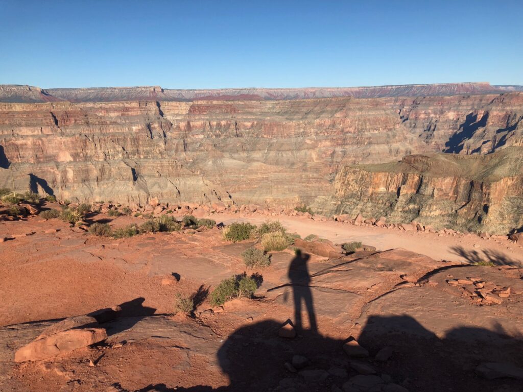 Grand-Canyon-Arizona-Schatten_Foto-Ralf-Johnen Schatten eines Mannes vor dem Grand Canyon in Arizona