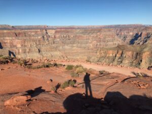 Schatten eines Mannes vor dem Grand Canyon in Arizona