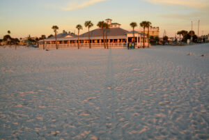 Strand in Clearwater Beach mit Restaurant und Palmen