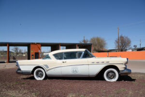 Oldtimer mit Heckflossen an der Route 66