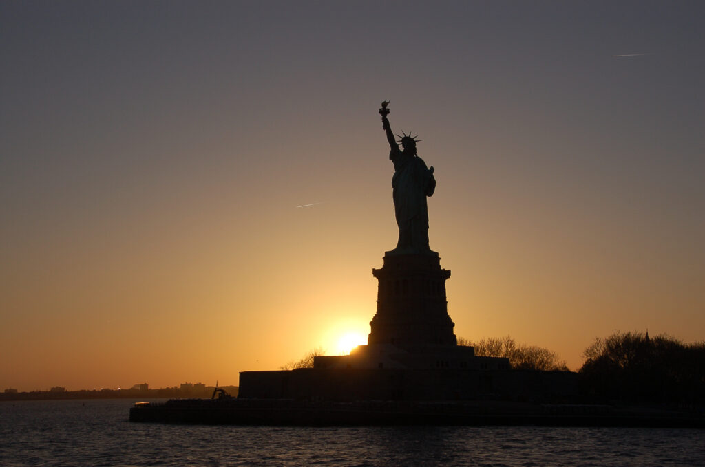 gegenlicht-freiheitsstatue-new-york-city_foto-ralf-johnen Freiheitsstatue in New York während des Sonnenuntergangs