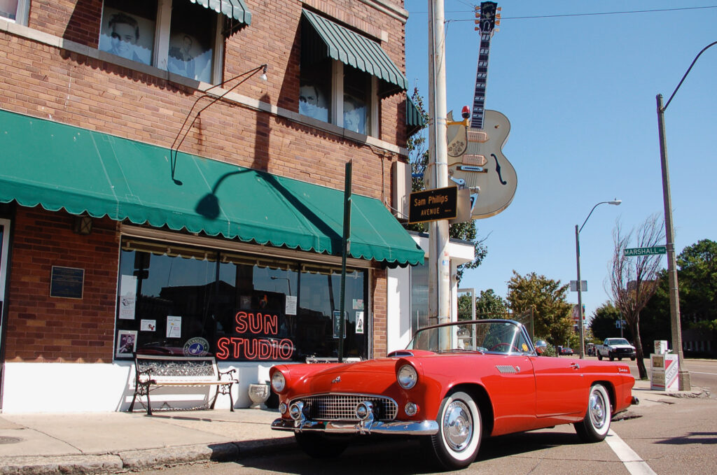 oldtimer-vor-sun-studio-memphis_foto-ralf-johnen Vintage Cabrio vor dem Sun Studio in Memphis