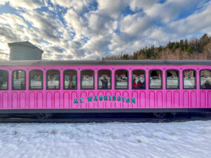 Pinkfarbener Wagon der Mount Washington Cog Railway in New Hampshire