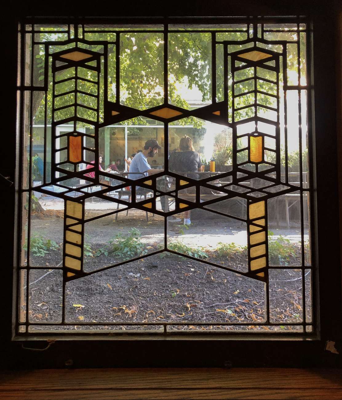 Frank-Lloyd-Wright-Robie-House-Chicago-Route66-Bleifenster-Blick-Garten_Foto-Ralf-Johnen Bleifenster von Frank Lloyd Wright mit typischem Muster