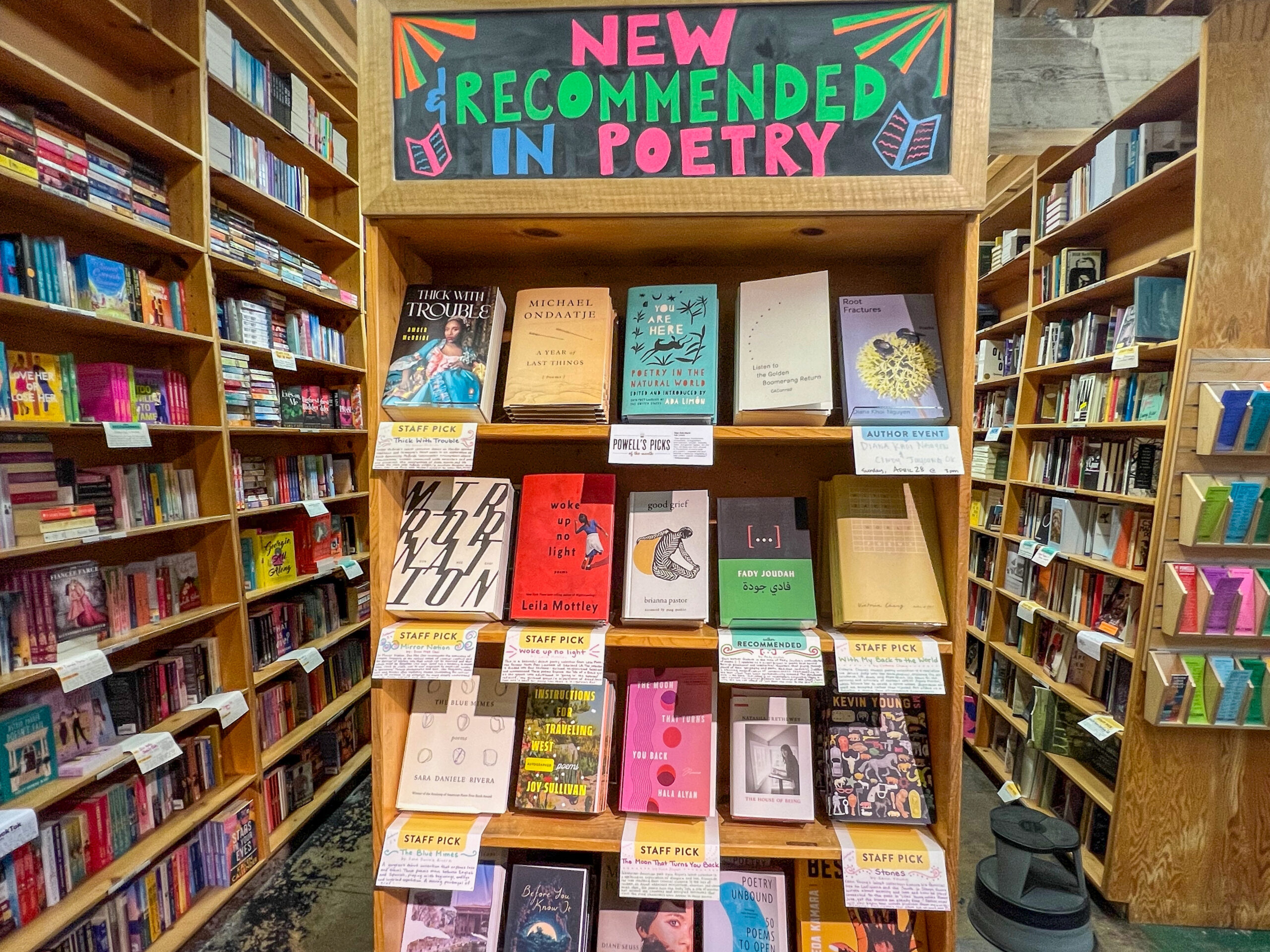 Oregon-portland-powells-poetry_Foto-ralf-johnen Regale mit Gedichtbänden bei Powell's City of Books in Portland