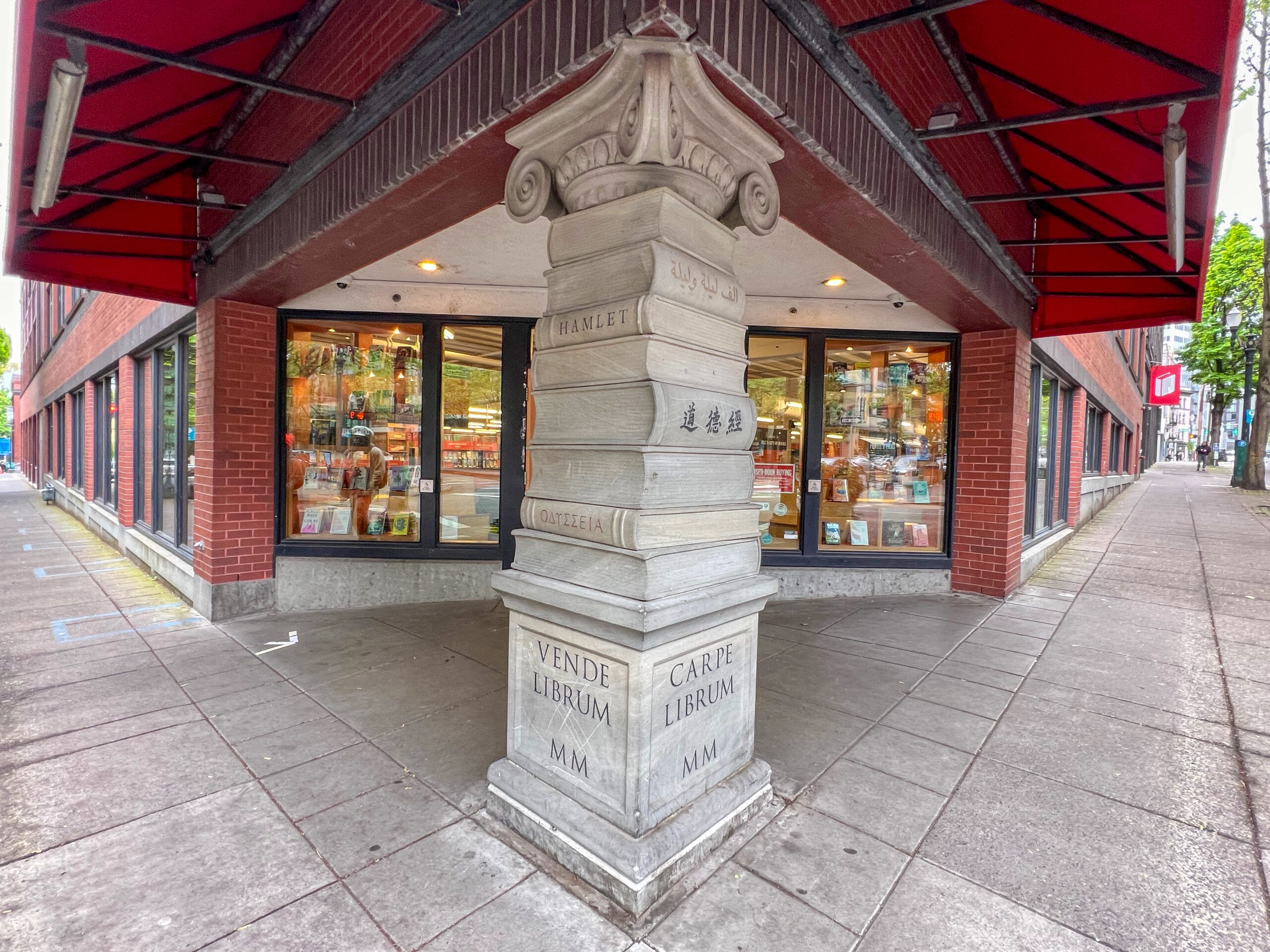 Oregon-portland-powells-saeule_Foto-ralf-johnen Eine Säule aus Büchern bei Powell's City of Books