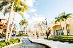 Palmen säumen die Einkaufsstraßem der Shopping Mall Sawgrass Mills bei Fort Lauderdale