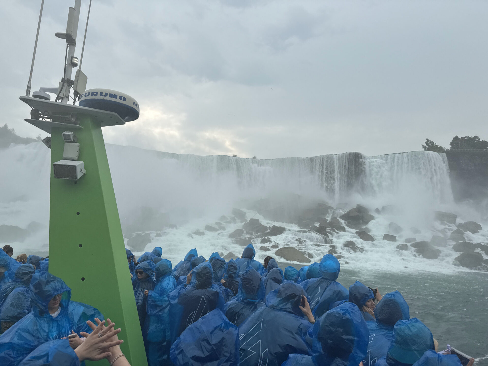 Eine Fahrt an Bord der Maid of the Mist gehört zu den Top-Attraktionen der Niagarafälle