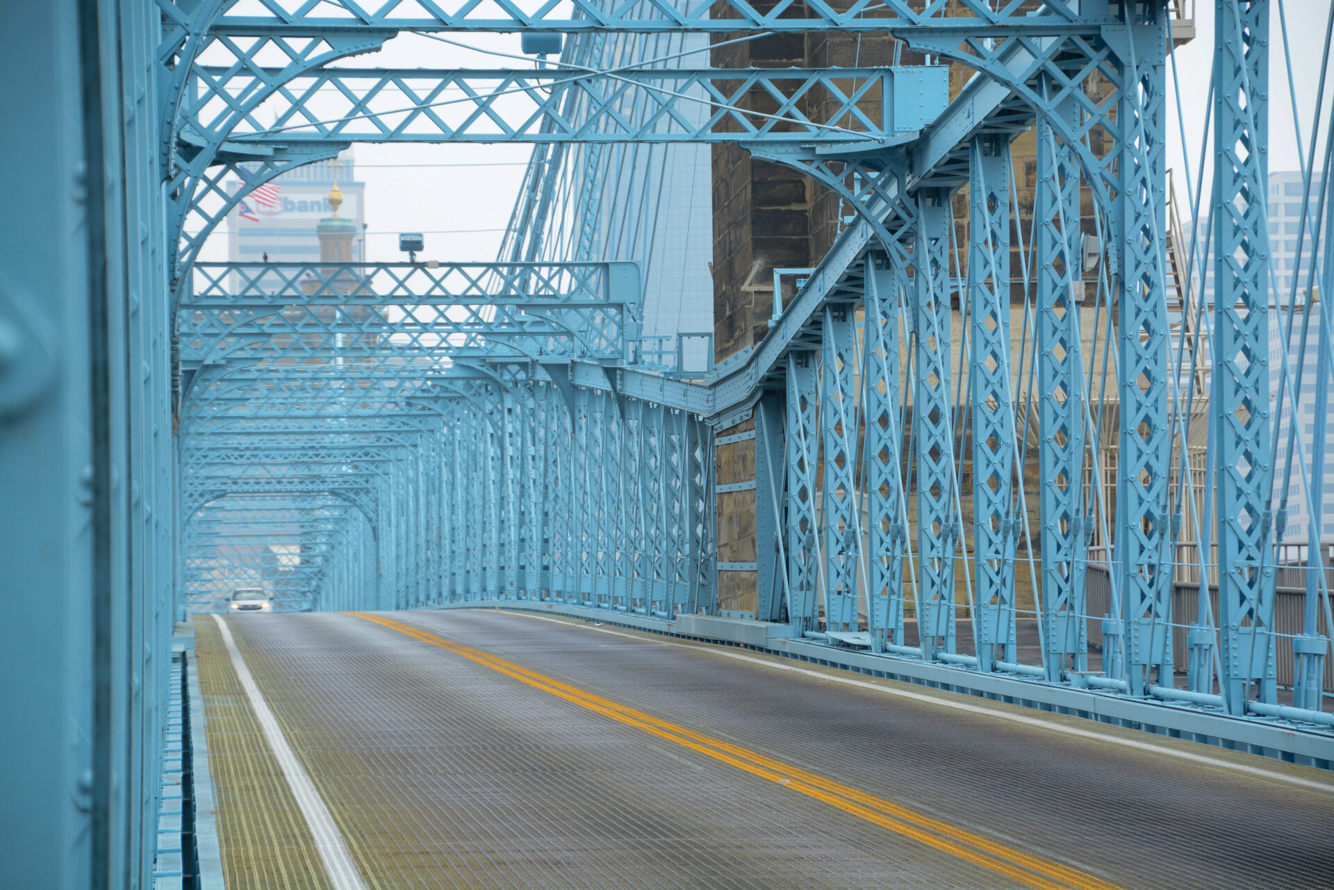 auto-auf-roebling-bridge-cincinnati_foto-ralf-johnen Roebling Bridge in Cincinnati war einst die längste Hängebrücke der Welt