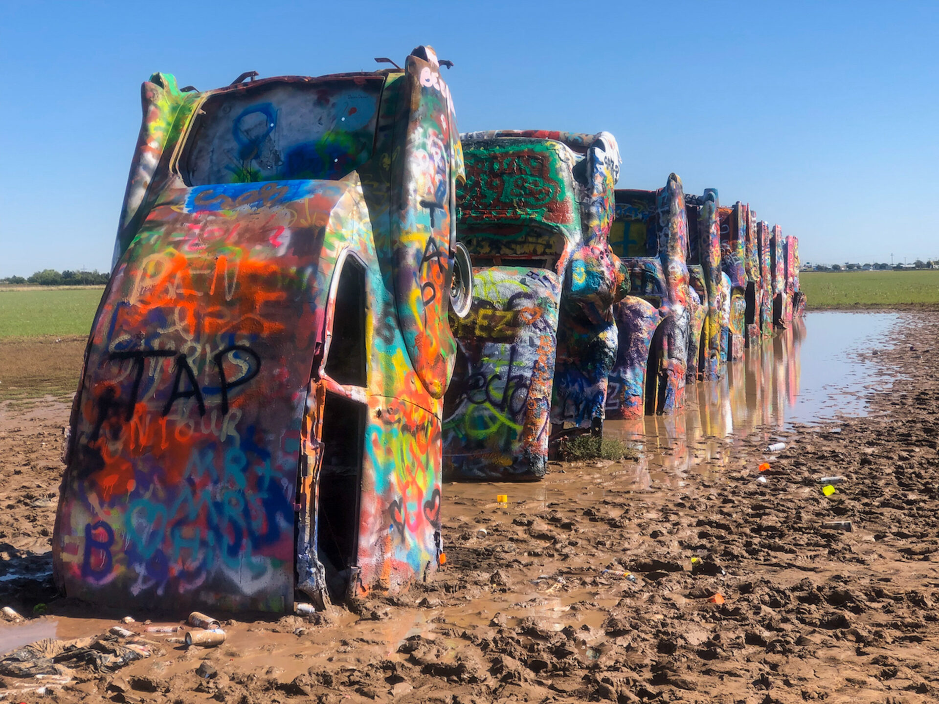 autowracks-cadillac-ranch-americana_foto-ralf-johnen Die Cadillac Ranch besteht aus zehn Cadillacs, deren Motorhauben kopfüber in den Boden gerammt wurden