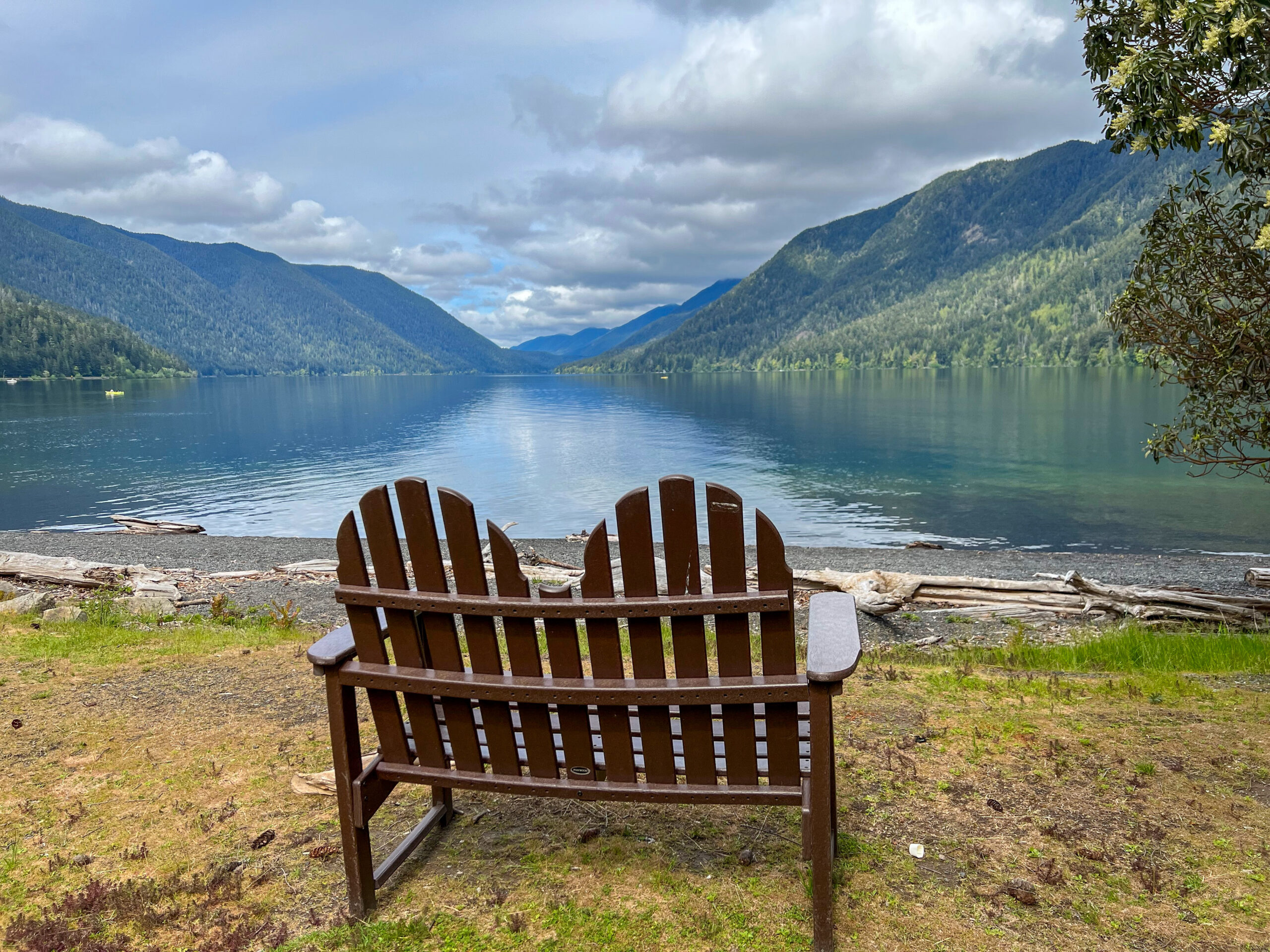 Sitzbank vor den Ufern von Lake Crescent auf der Olympic Peninsula