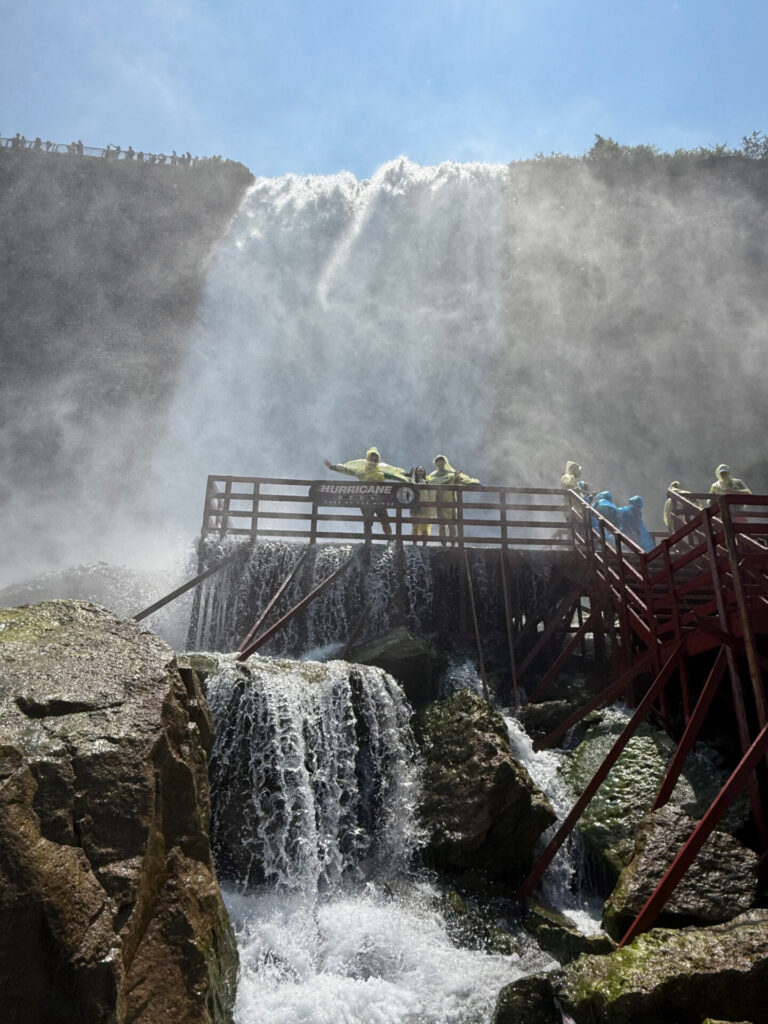 besucher-regenkleidung-cave-of-the-winds-niagarafaelle_foto-ralf-johnen Besucher auf Hurricane Deck Cave of the Winds bei den Niagarafällen