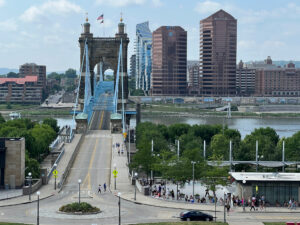 Blick aus dem Underground Railroad Center in Cincinnati auf die Roebling Bridge