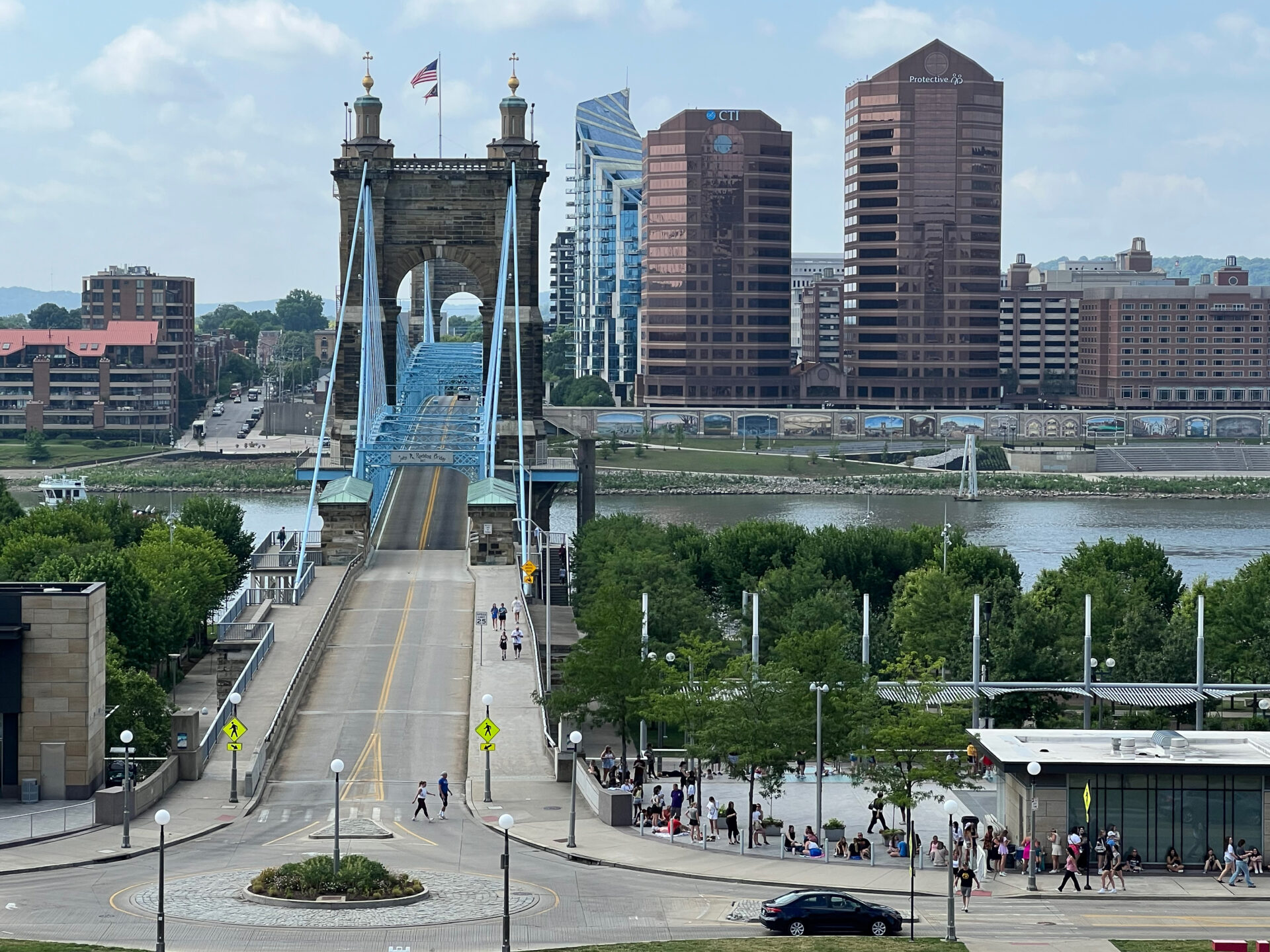 blick-aus-underground-railroad-center-cincinnati_foto-ralf-johnen Blick aus dem Underground Railroad Center in Cincinnati auf die Roebling Bridge