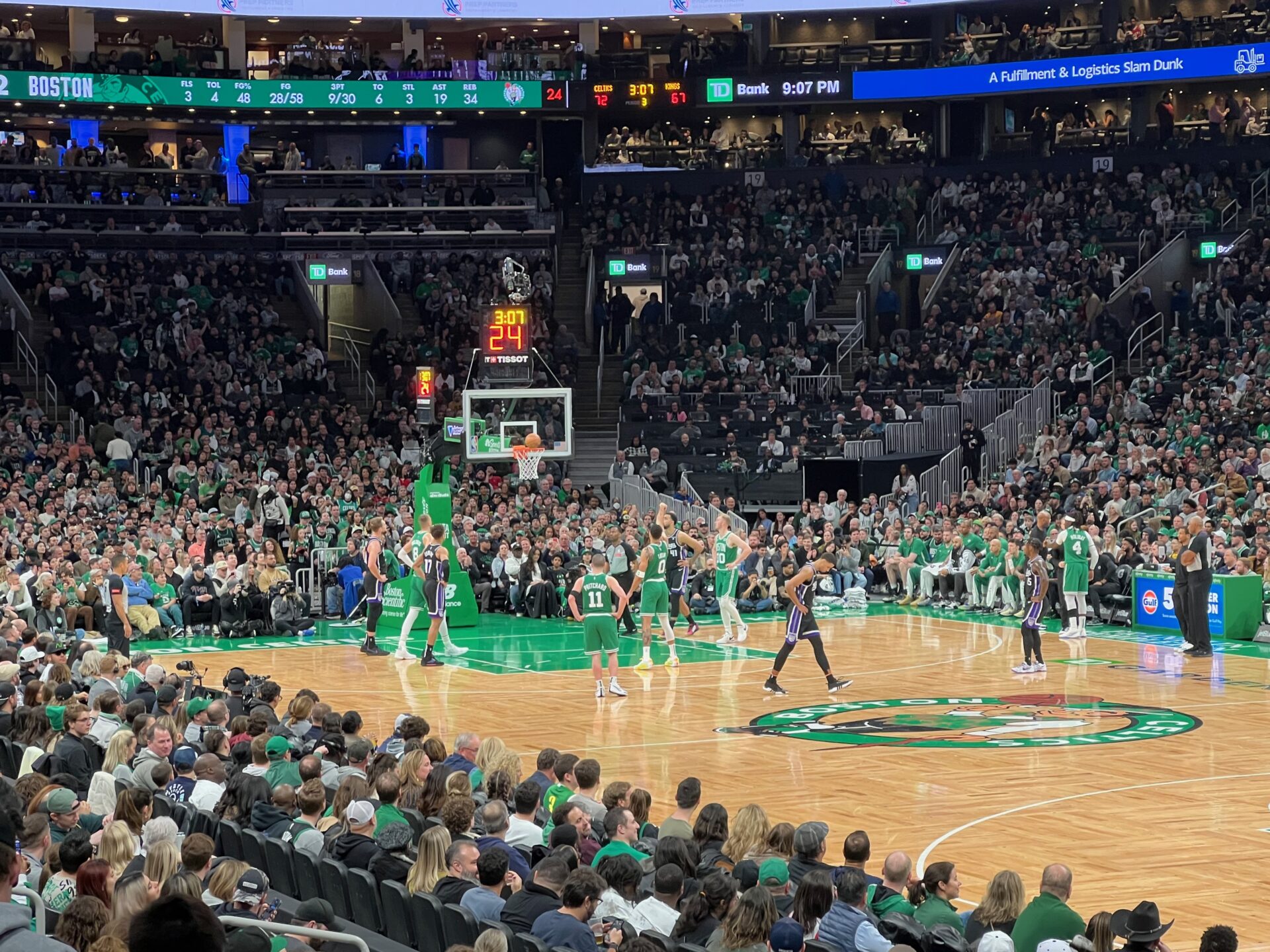 boston-celtics-in-aktion-td-garden_foto-ralf-johnen Die Celtics sind untrennbar mit der Sportstadt Boston verbunden. Hier sind die Baskelballer in Aktion beim Heimspiel im TD Garden