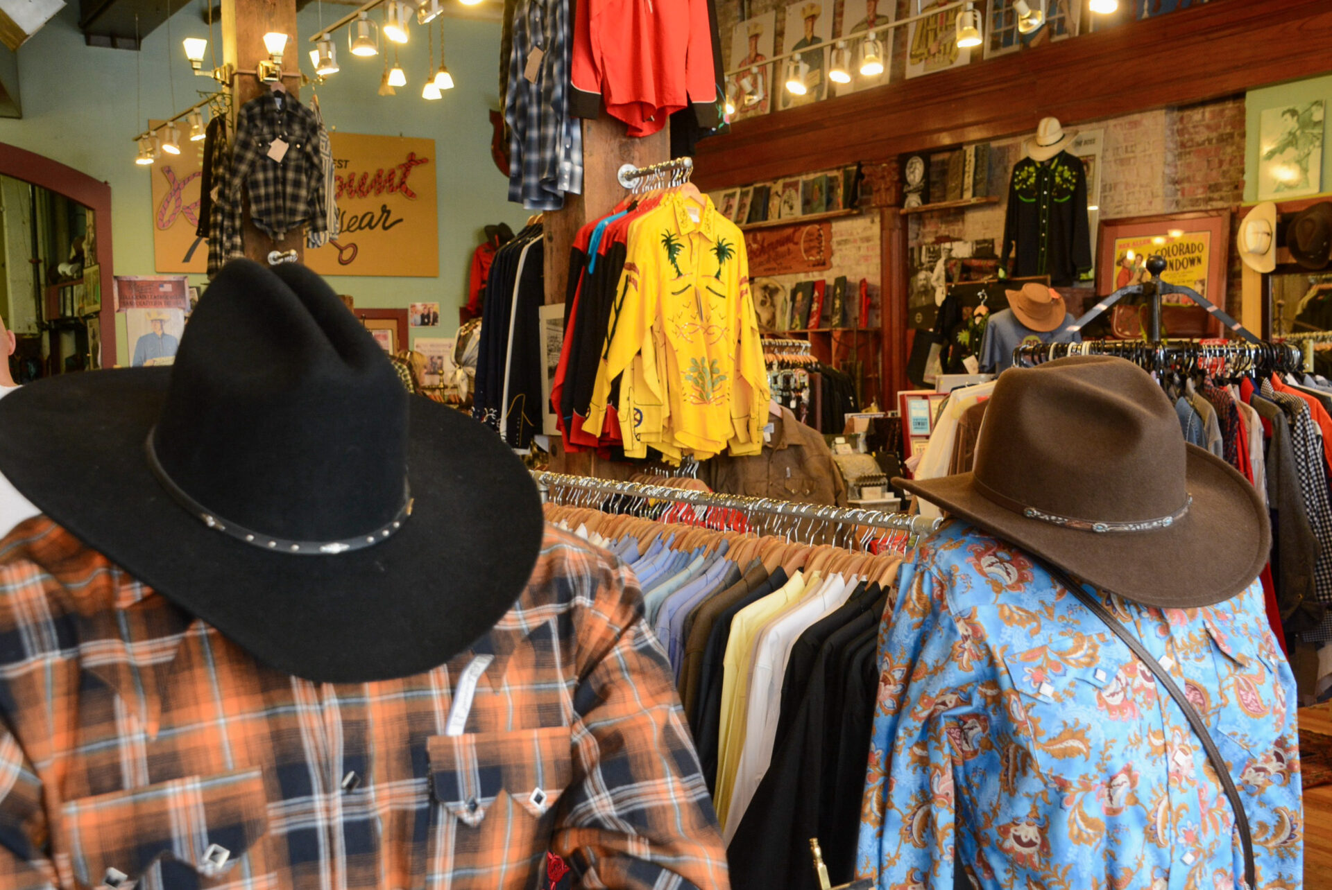 cowboyhuete-rockmount-ranch-wear-downtown-denver_foto-ralf-johnen Auswahl an Cowboyhüten bei Rockmount Ranch Wear in Denver