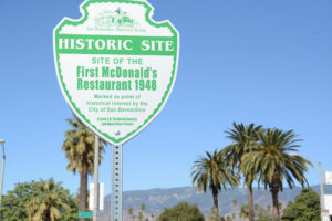 Hinweis auf das erste Restaurant von McDonald's, das 1948 in San Bernadino eröffnet wurde