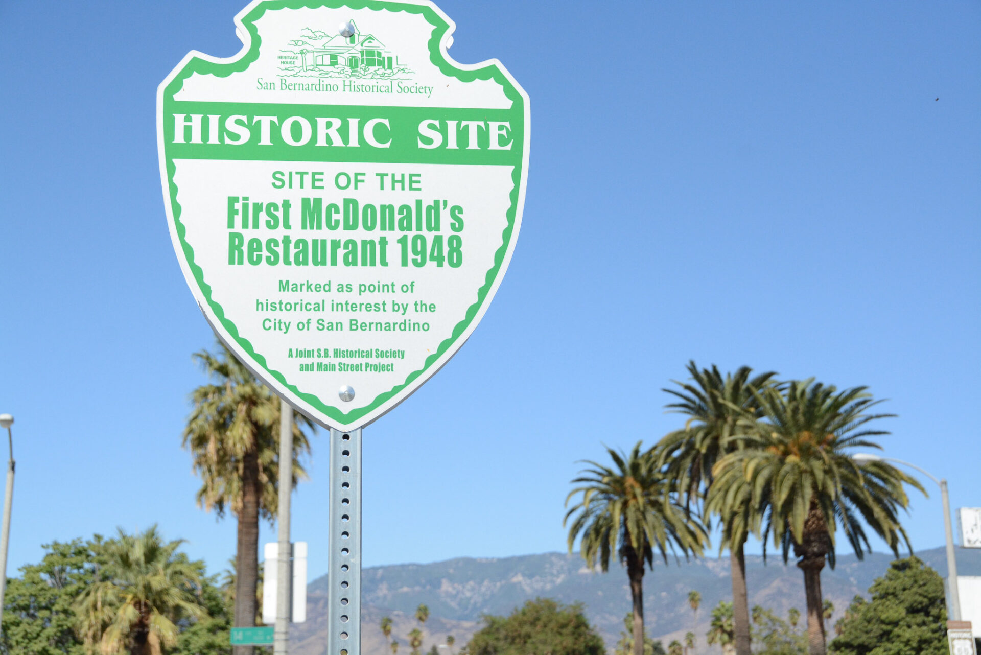 denkmal-schild-erster-mcdonalds-sanbernadino_foto-ralf-johnen Hinweis auf das erste Restaurant von McDonald's, das 1948 in San Bernadino eröffnet wurde