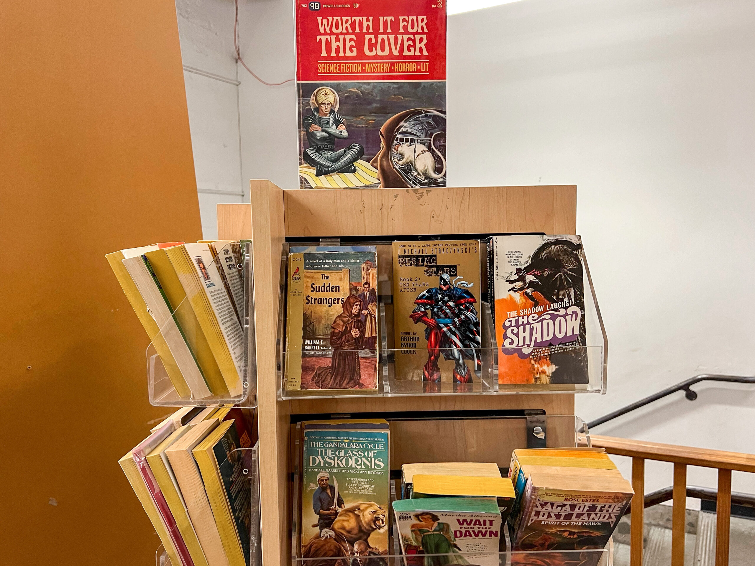display-fuer-groschenromane-powells-bookstore-portland-oregon_foto-ralf-johnen Groschenromane in einem Ständer bei Powell's City of Books in Portland