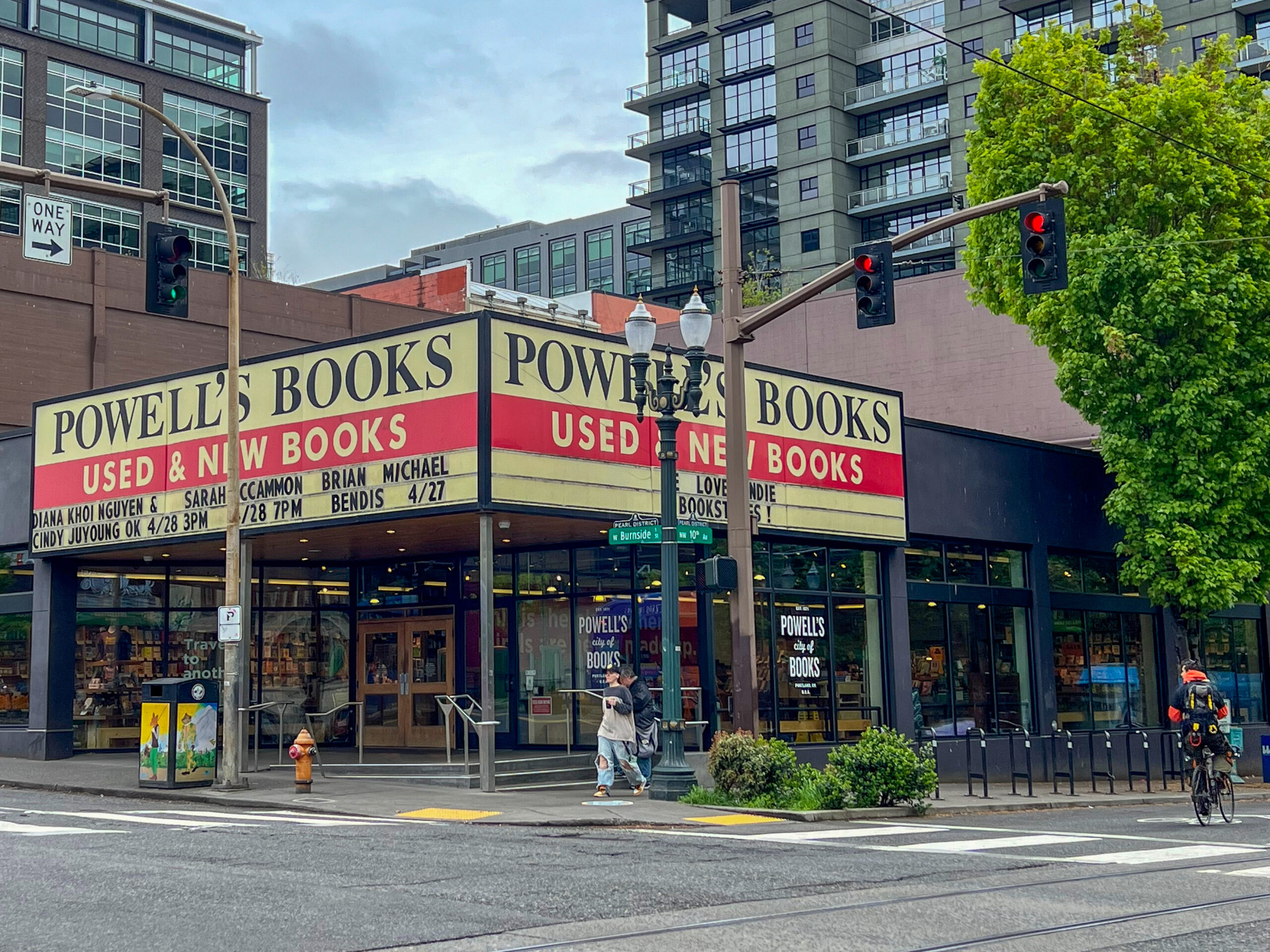eingang-zu-powells-bookstore-portland-oregon_foto-ralf-johnen Außenansicht von Powell's City of Books in Portland, größte Buchhandlung der Welt