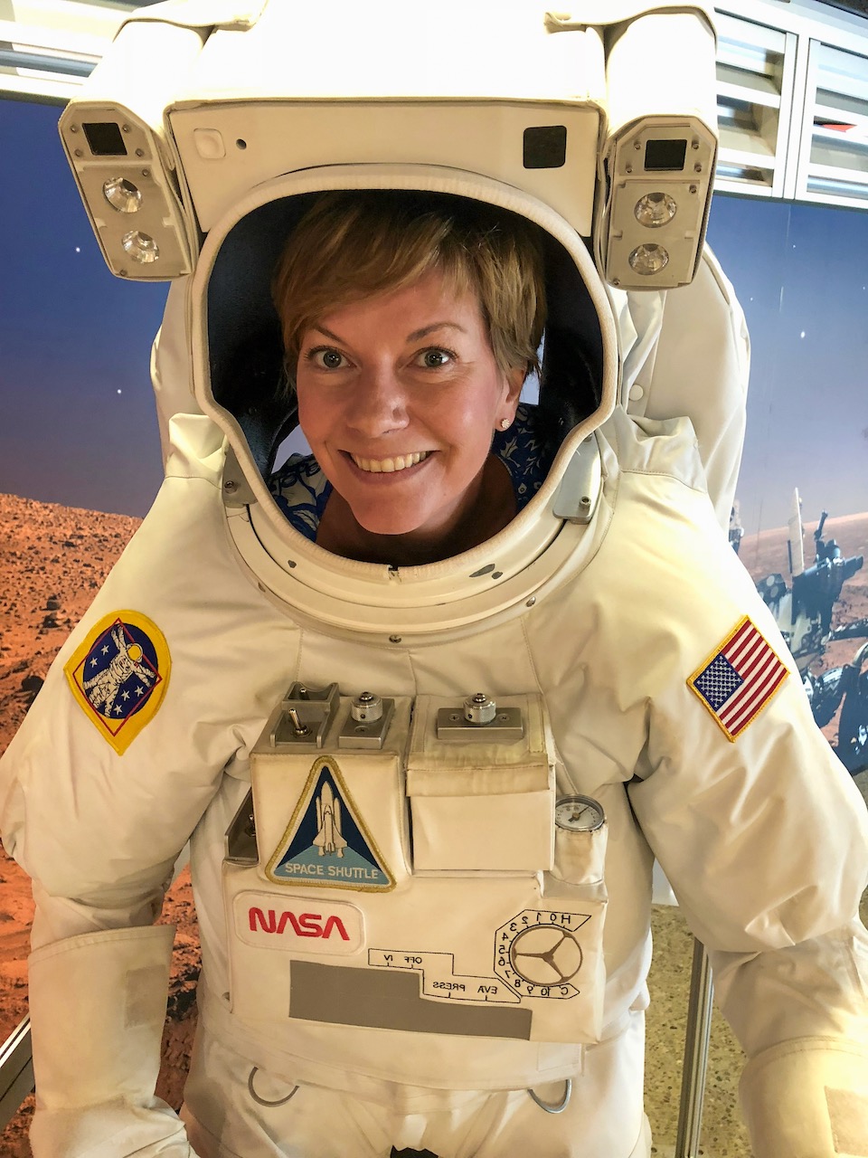 Junge Frau in der Uniform eines NASA-Astronauten in Huntsville, Alabama