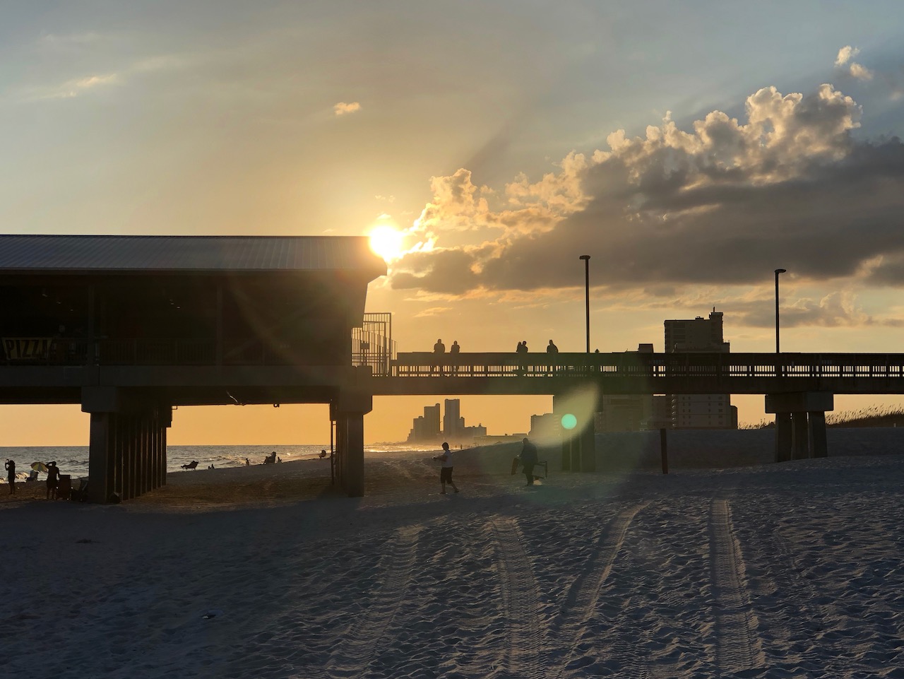 Sonnenuntergang mit Blick auf den Ort Gulf Shores im US-Bundesstaat Alabama 