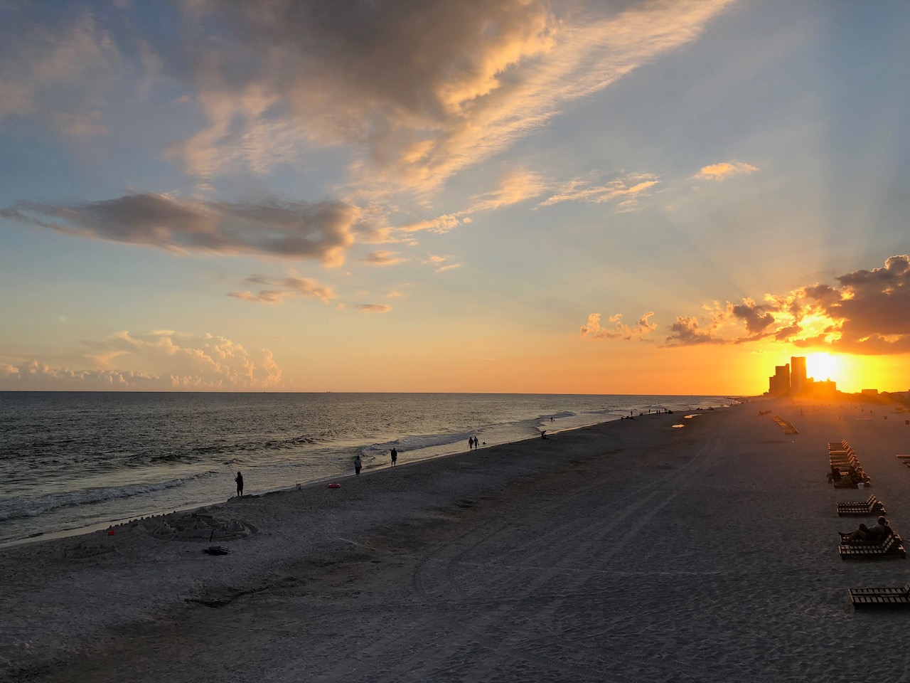 Sonnenuntergang an der Küste von Gulf Shores in Alabama 