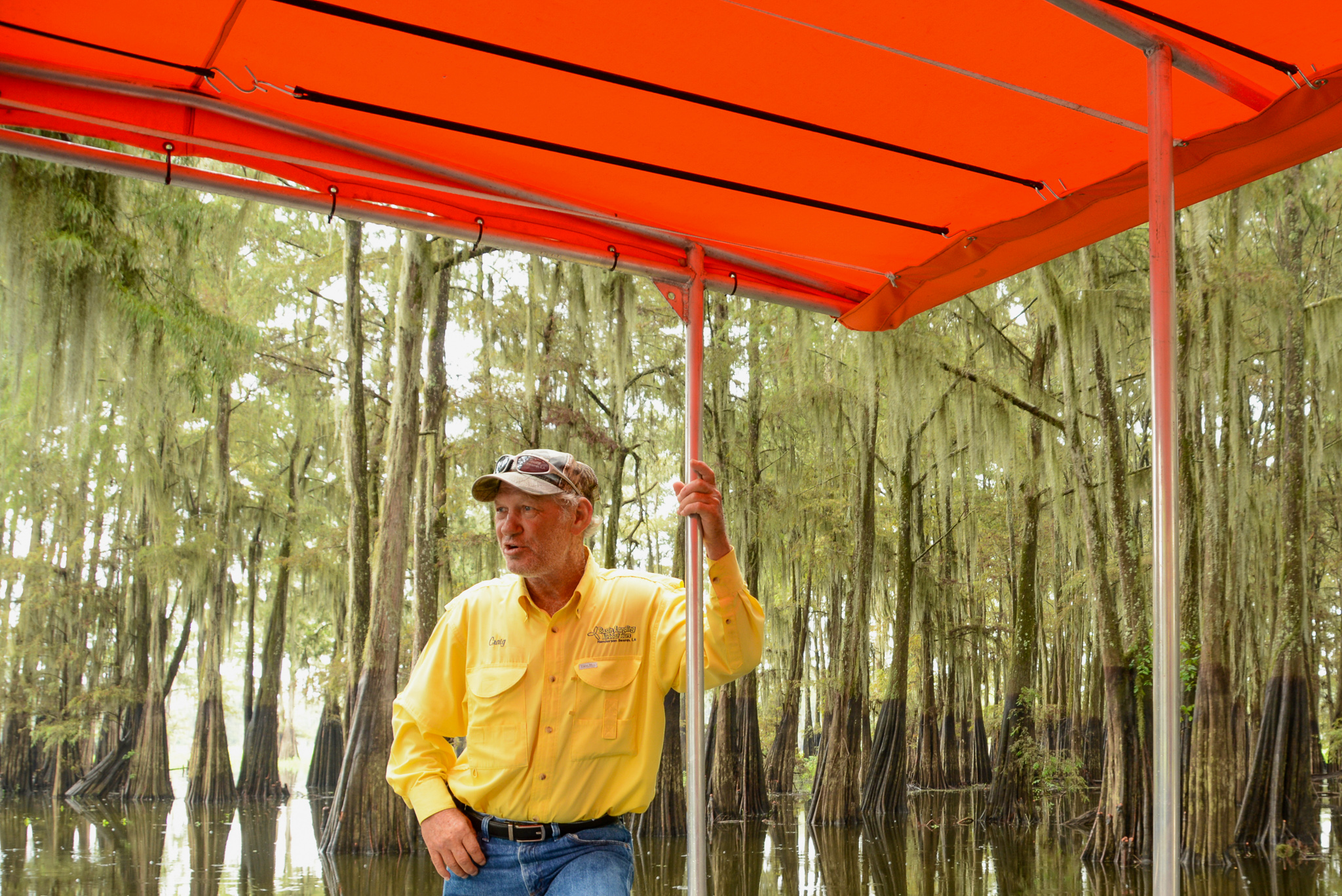 Kapitän eines Bootes das Touristen durch die Bayous in Louisiana führt