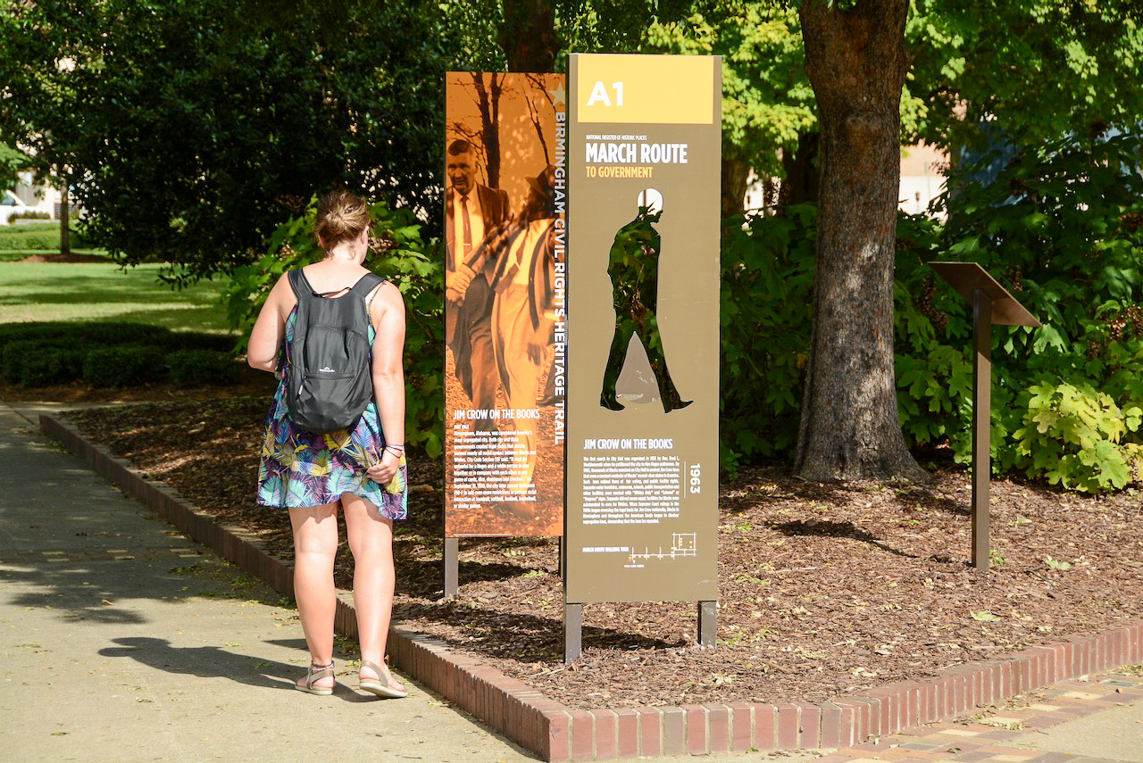 Besucherin im Kelly Ingram Park in Birmingham, Alabama