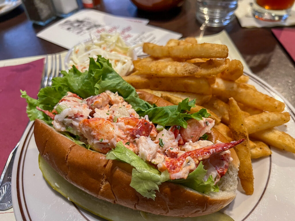 lobster-roll-pommes-boston_foto-ralf-johnen Lobster-Sandwich als Grundnahrungsmittel in New England