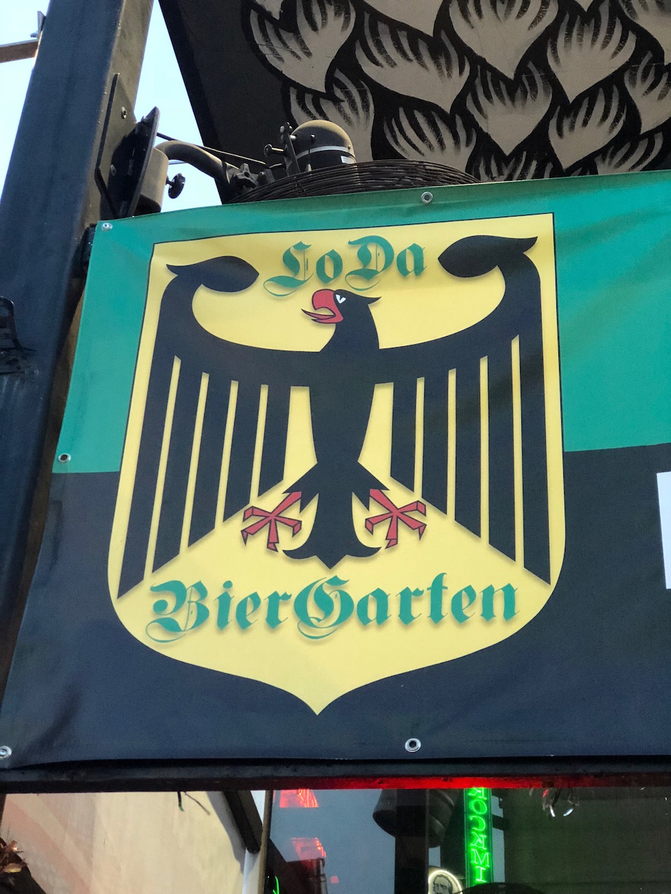 Schild für Lower Downtown Biergarten in Mobile Alabama mit Bundesadler 