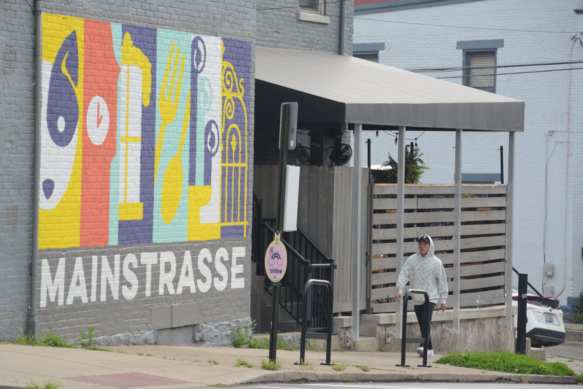 mann-main-strasse-mural-covington-cincinnati_foto-ralf-johnen Mann vor Wandgemälde mit dem Text Main Strasse in Cincinnati