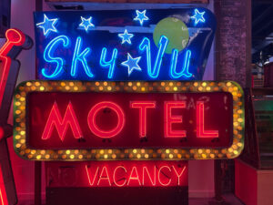 Neonschild des Sky Vu Motel