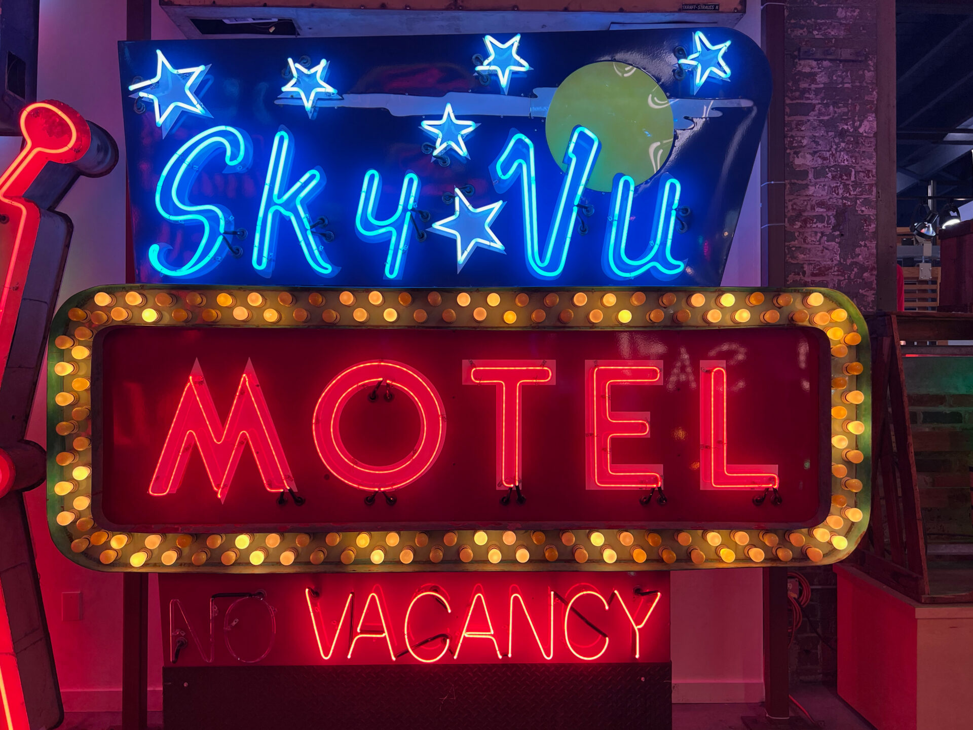 motel-vacancy-american-sign-museum-cincinnati-usa_foto-ralf-johnen Neonschild des Sky Vu Motel
