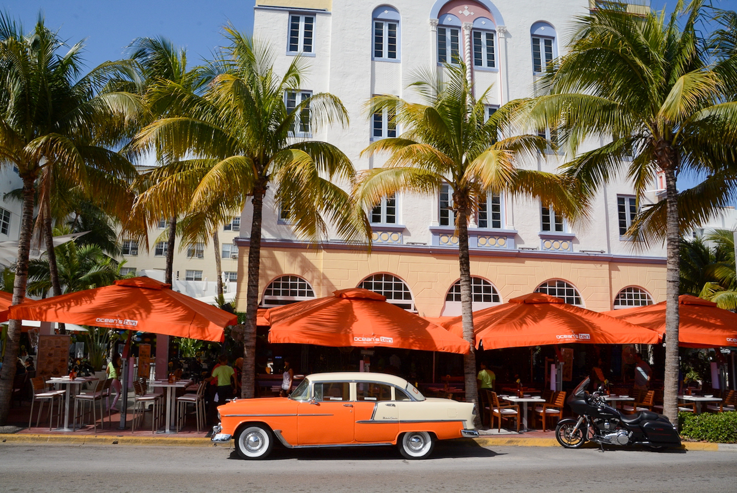 oldtimer-artdeco-hotel-palmen-miami_foto-ralf-johnen Oldtimer mit Heckflossen vor einem Hotel in South Beach in Miami
