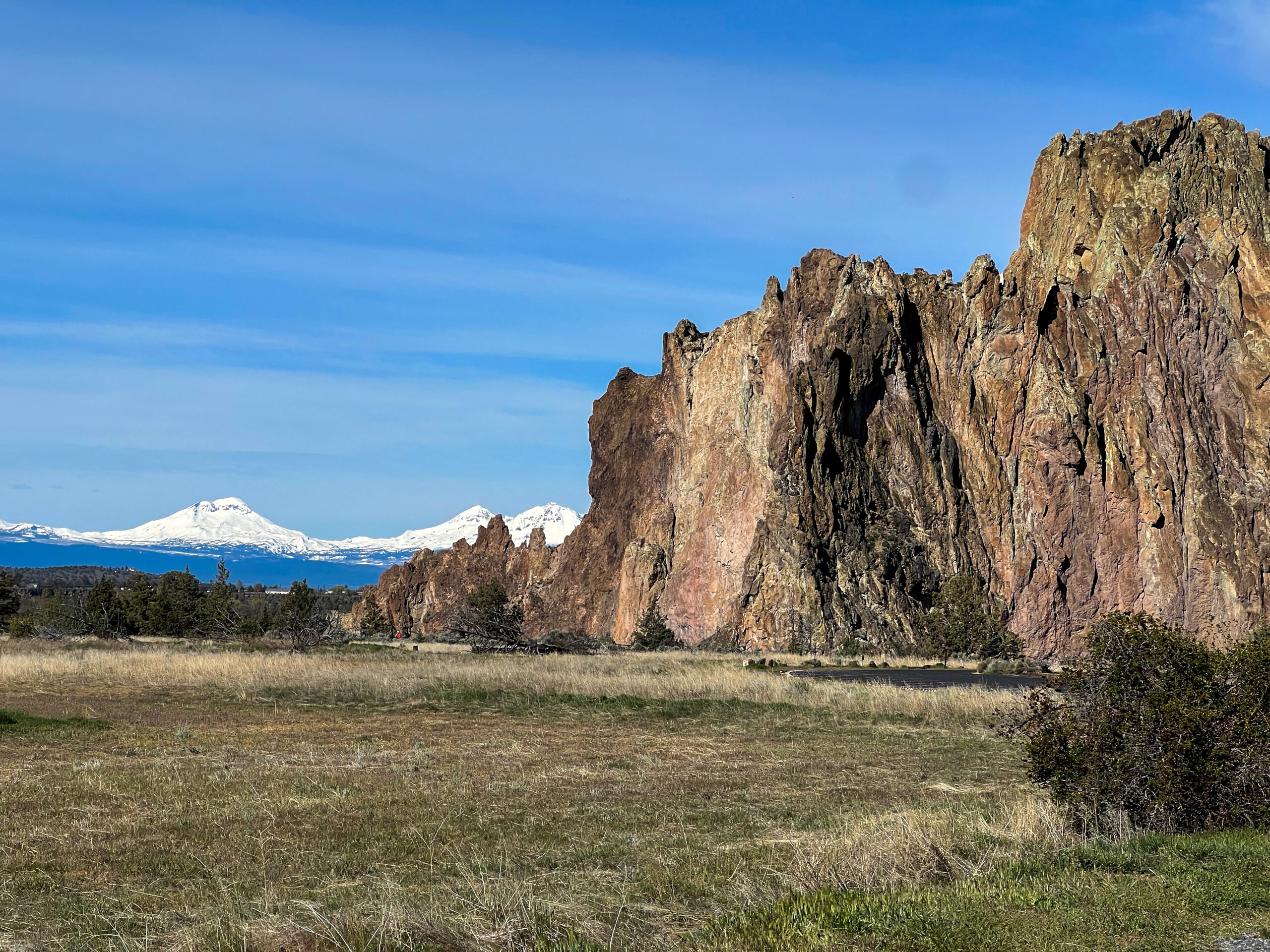 oregon-Smith-Rock_Cascades_Foto-ralf-johnen Smith Rock Park in Oregon mit Vulkanen im Hintergrund