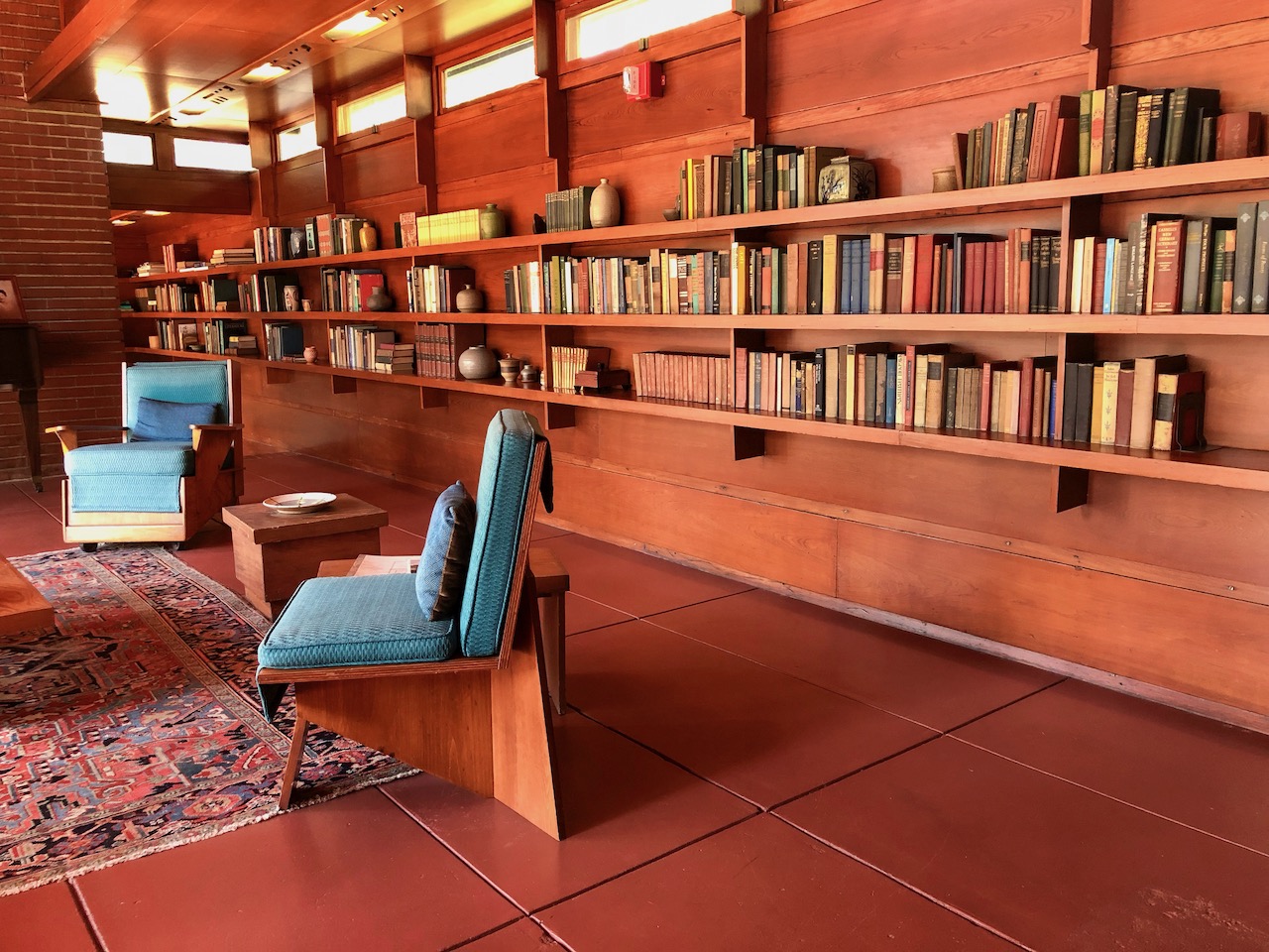 Wohnzimmer mit Möbeln, die Frank Lloyd Wright selbst entworfen hat