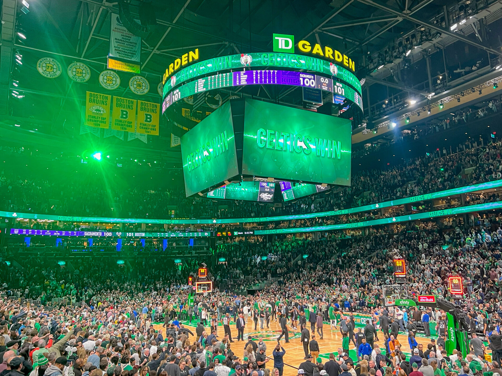 spielfeld-der-boston-celtics-nach-heimsieg_foto-ralf-johnen Fans stürmen nach einem Sieg der Boston Celtics das Spielfeld