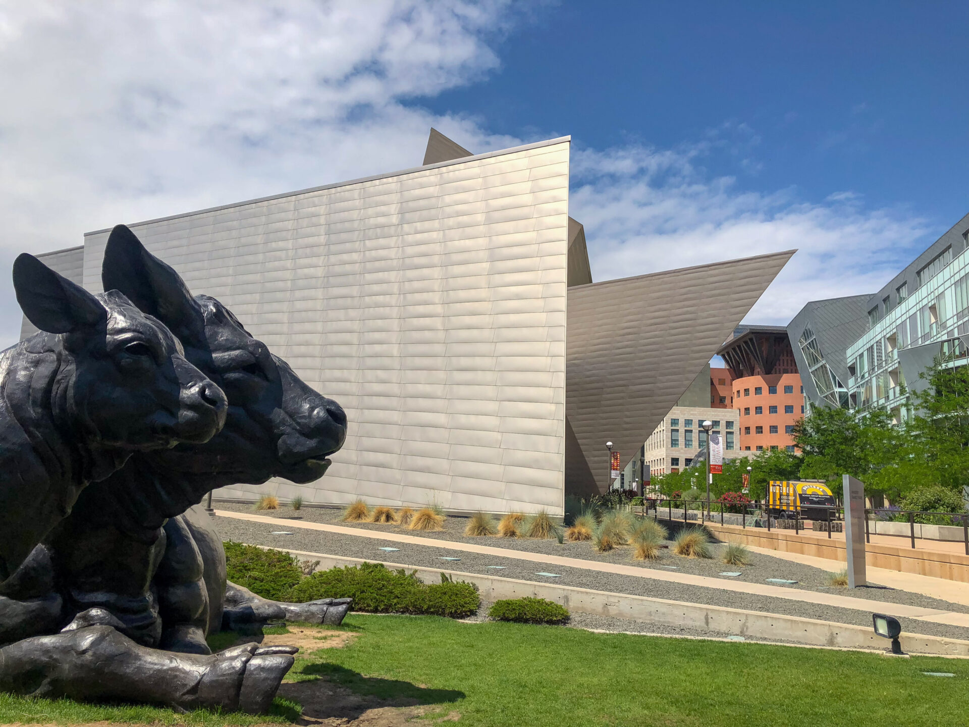 statuen-rinder-denver-art-museum-libeskind-colorado_foto-ralf-johnen Wer 48 Stunden in Denver ist, sollte auf jeden Fall das Denver Art Museum von Daniel Libeskind besuchen
