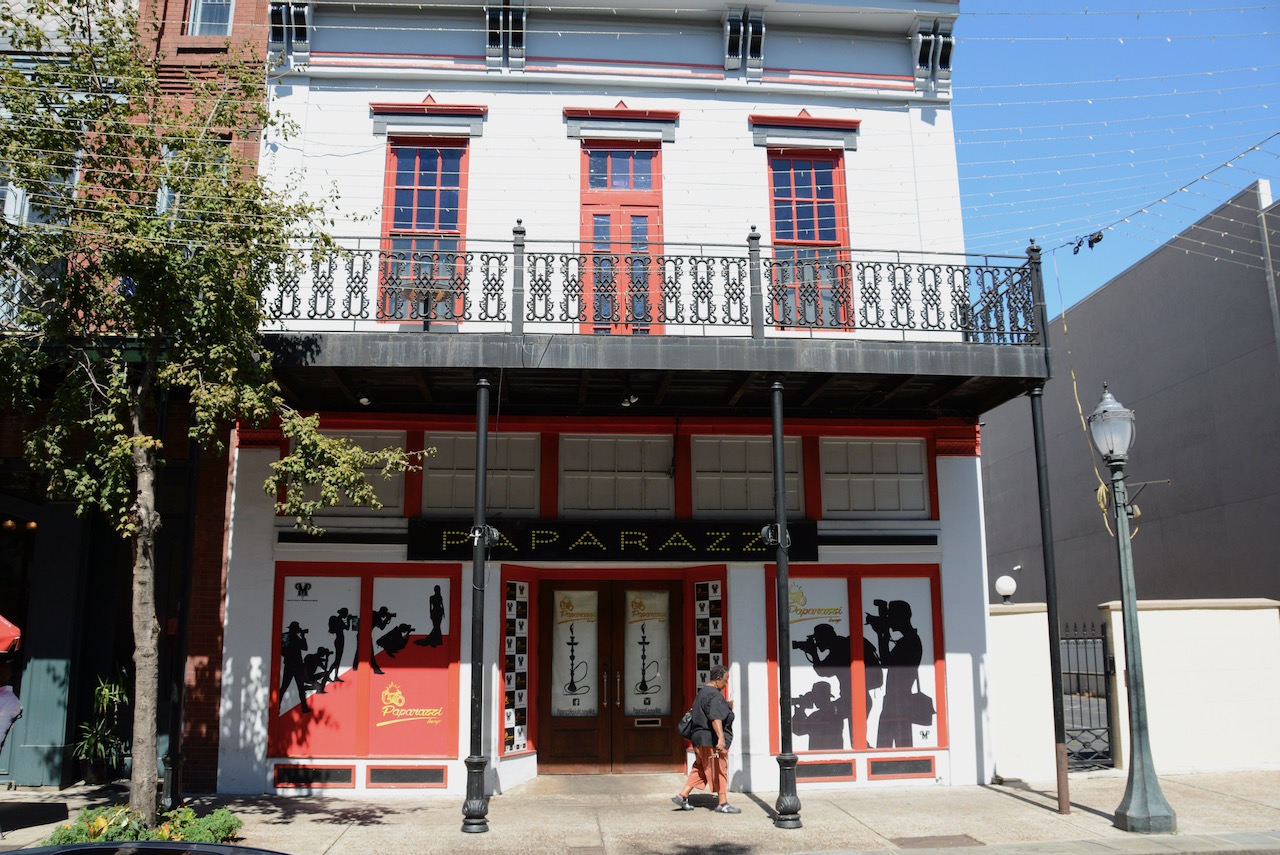 Strassenszene in Mobile, Alabama, inklusive Haus mit gusseiserner Balkonumrandung 