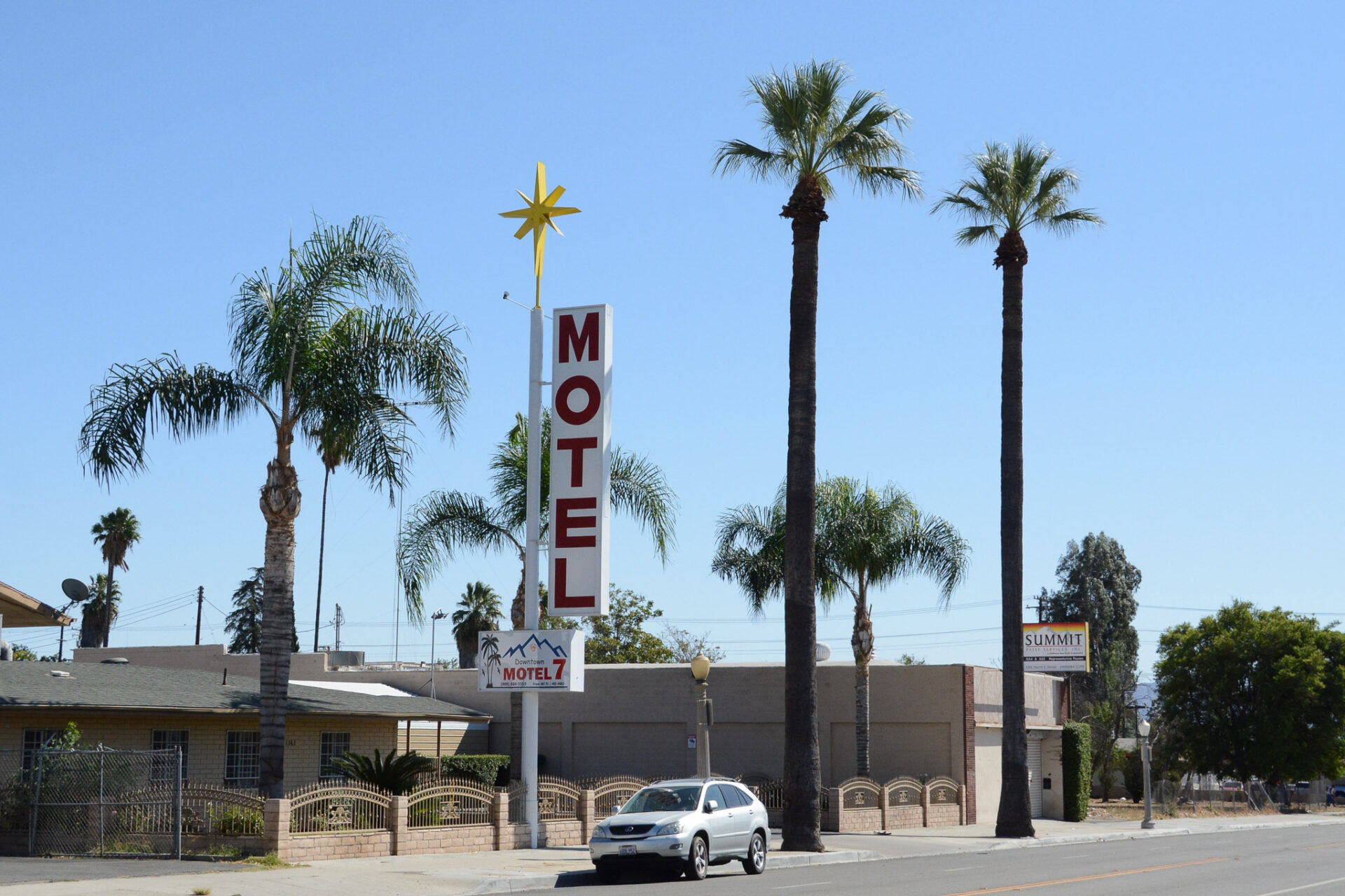 strassenszene-sanbernadino-route66_foto-ralf-johnen Straßenszene mit Motel und Palmen an der Route 66 in San Bernadino