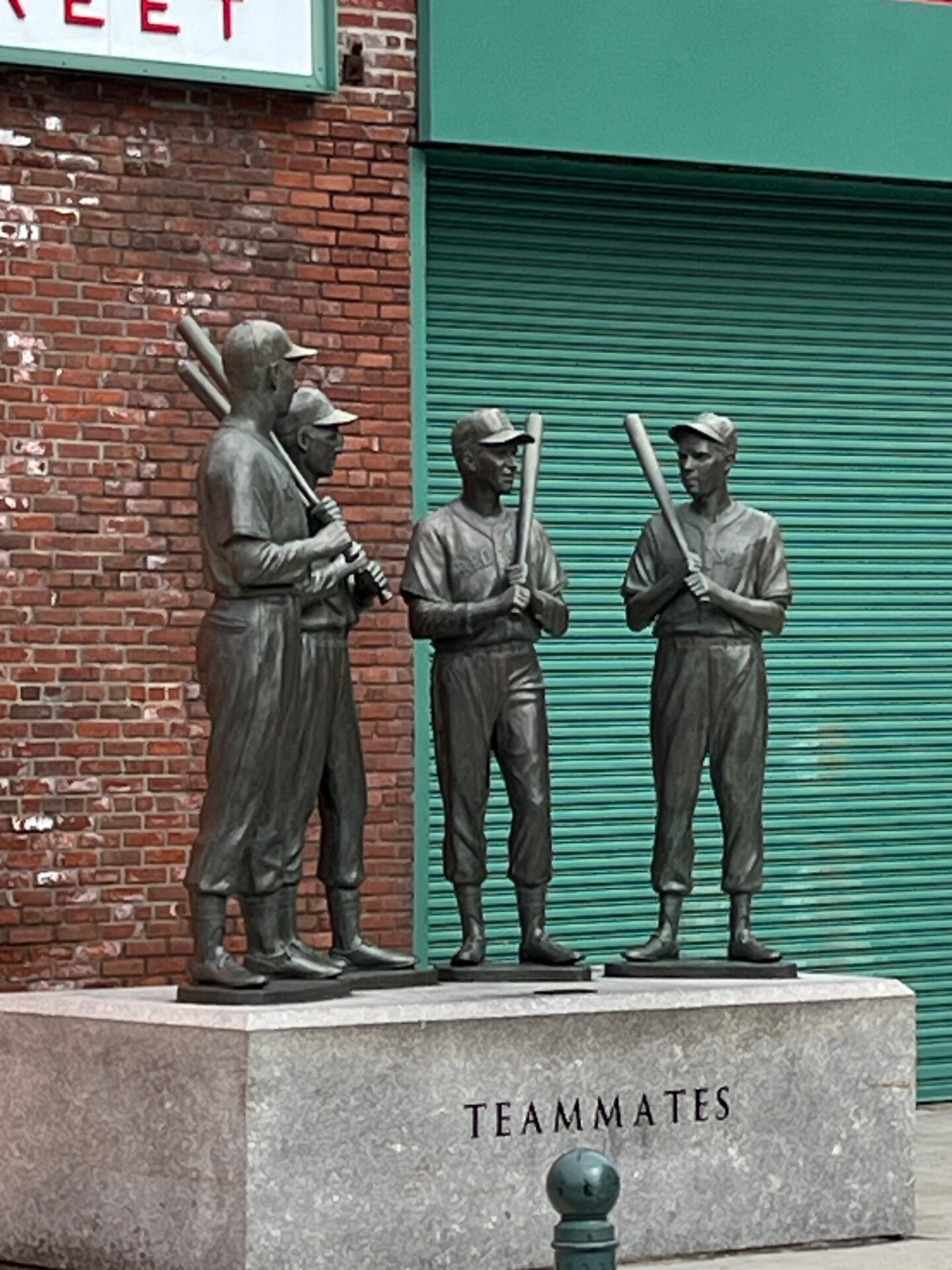 sttuen-vereinshelden-boston-red-sox_foto-ralf-johnen Vereinshelden der Red Sox vor dem Fenway Park