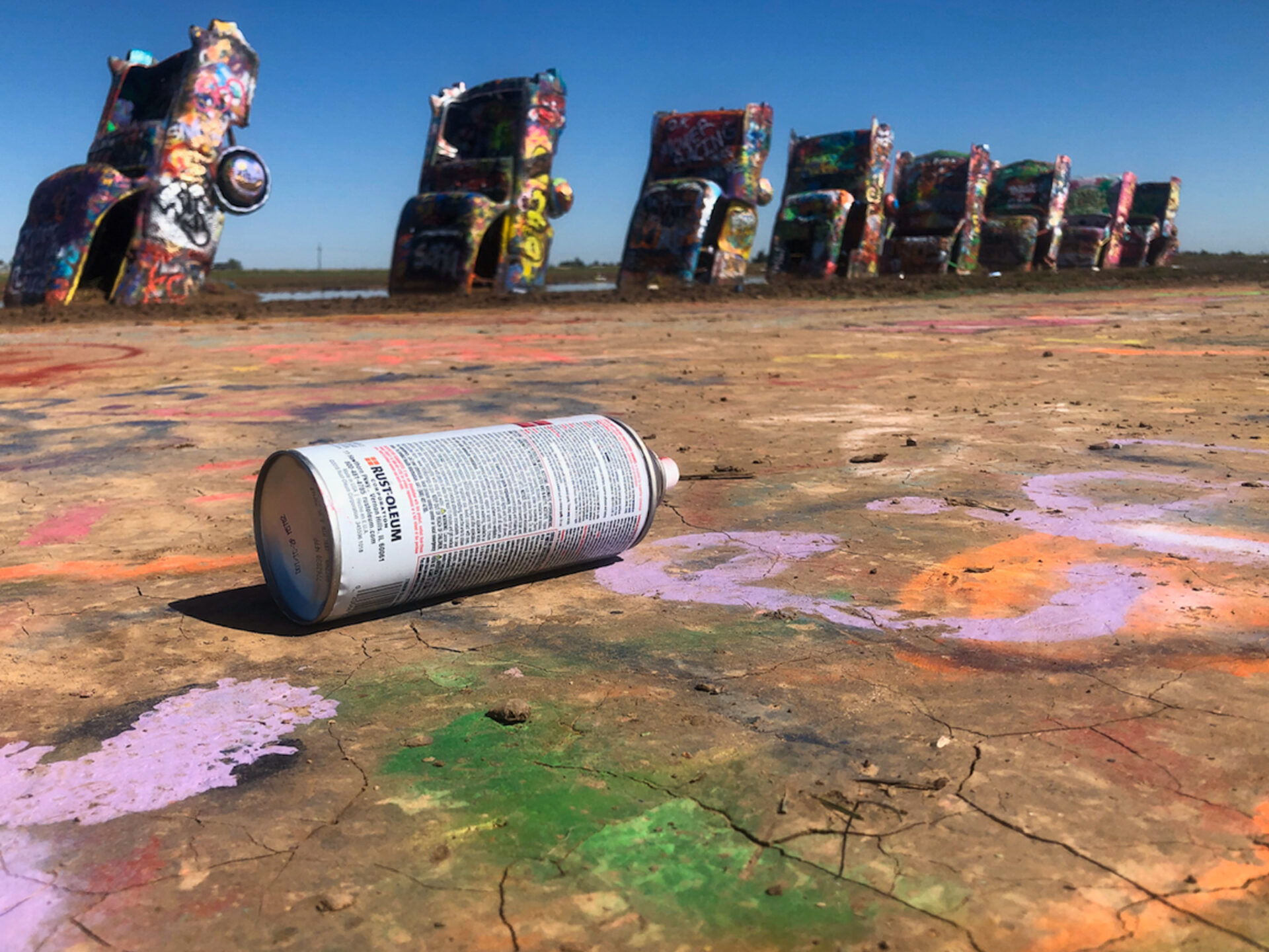 trockener-boden-vor-autowracks-cadillac-ranch_foto-ralf-johnen Spraydose vor der Cadillac Ranch bei der Route 66 in Texas