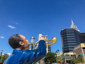 Skulptur eines Jazz-Musikers in Mobile, Alabama vor Skyline