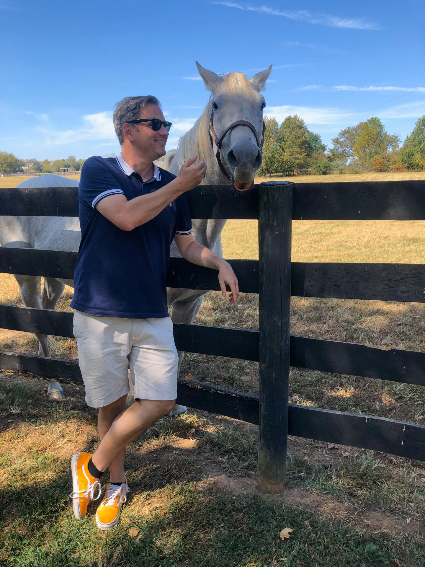 Autor-Old-Friends-Silver-Charm-Kentucky_Foto-ralf-johnen Autor Ralf Johnen mit dem pensionierten Rennpferd Silver Charm in Kentucky