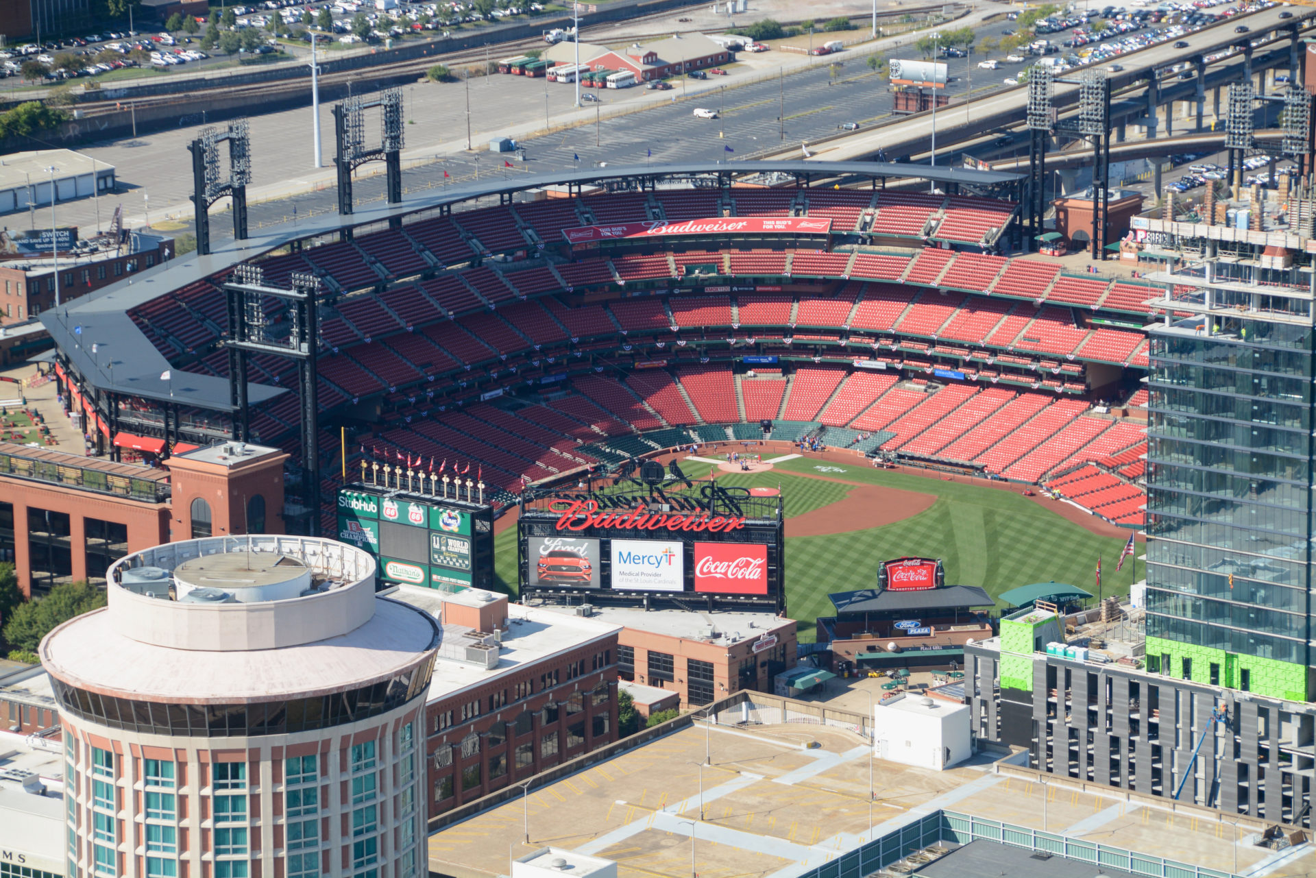 Blick auf das Stadion der Saint Louis Cardinals aus dem Gateway Arch 
