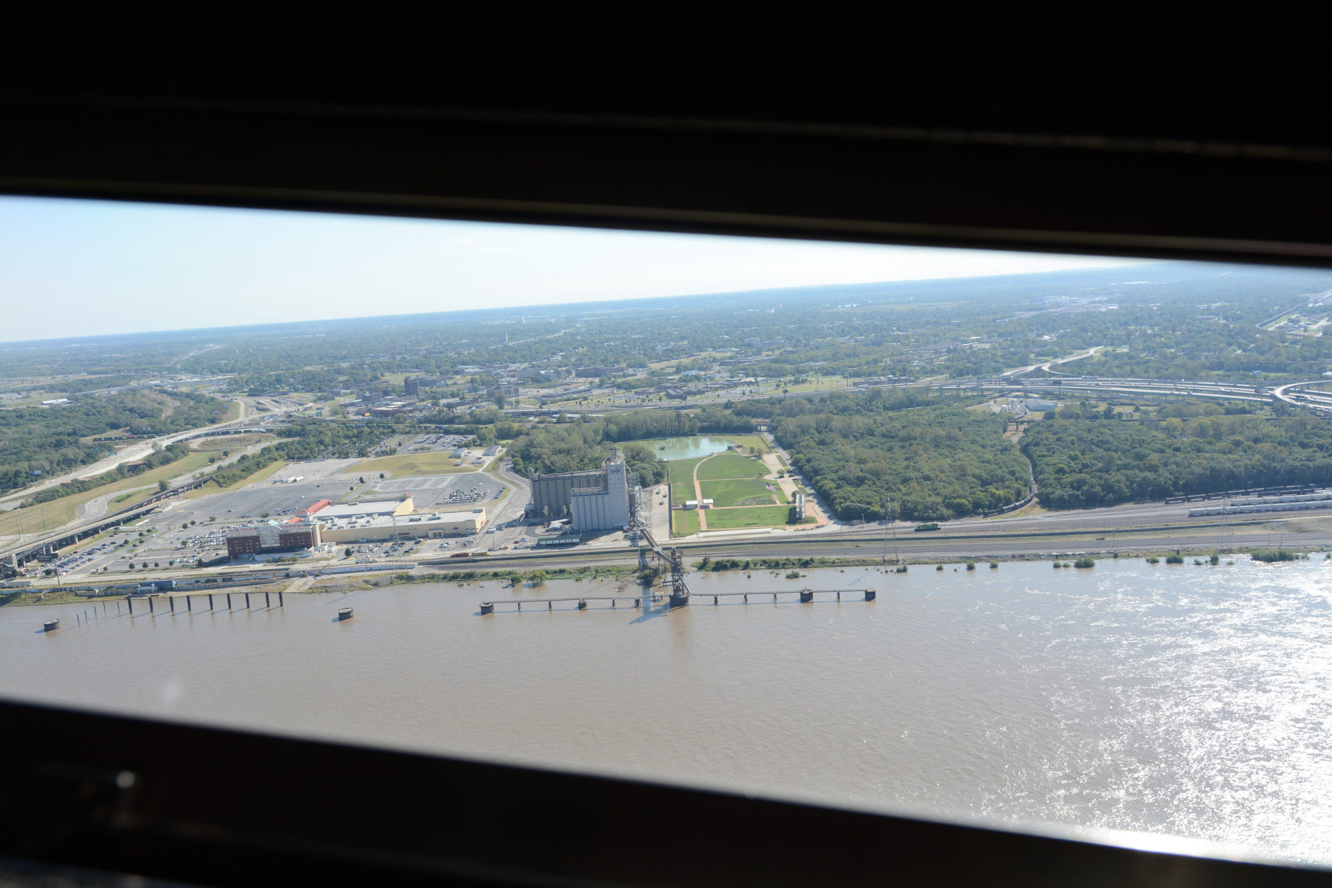 Der Mississippi gesehen aus dem Fenster des Gateway Arch in Saint Louis 