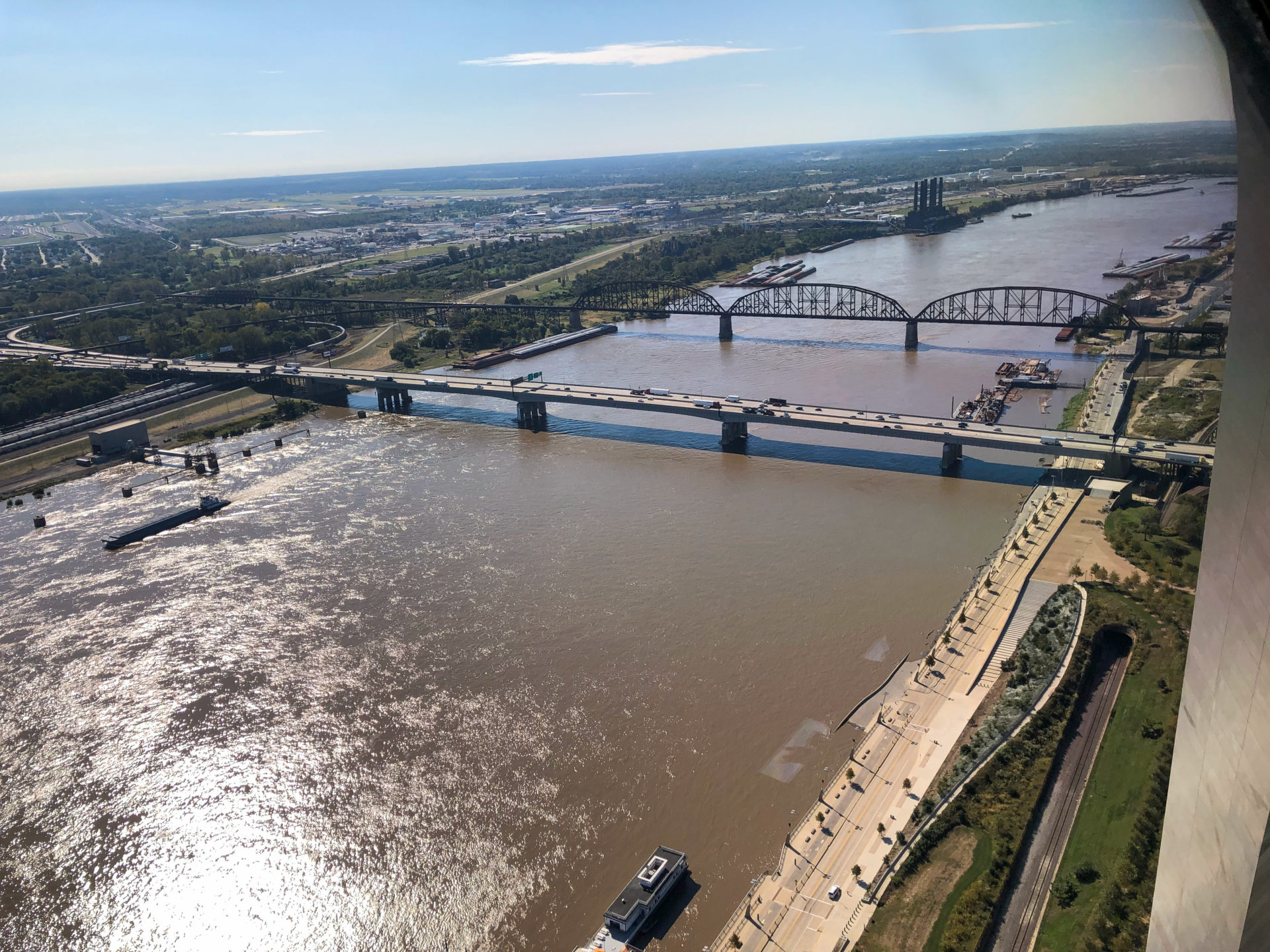 Blick auf den Mississippi aus Ero Saarinens Gateway Arch in Saint Louis 