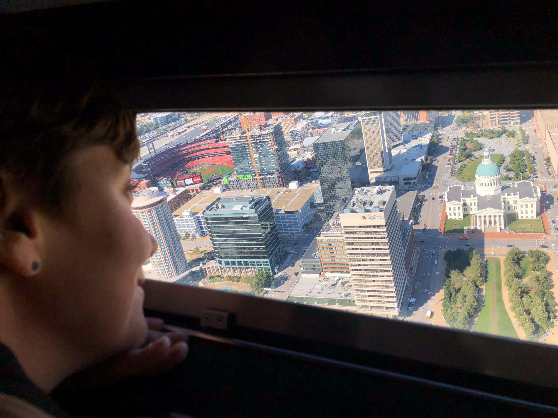 Blick vom Gateway Arch in Saint Louis auf die Innenstadt 