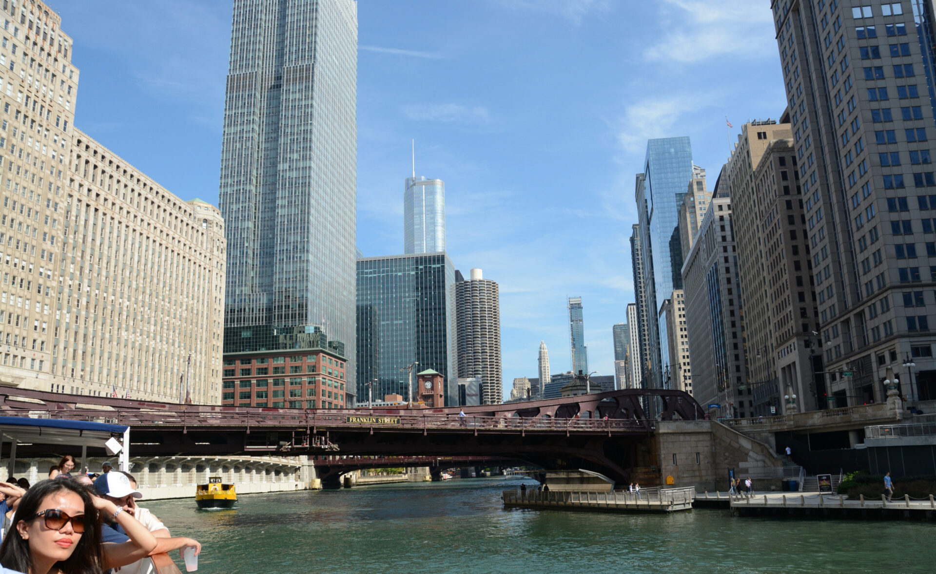 Ansicht der Wolkenkratzer von Chicago vom Chicago River aus gesehen